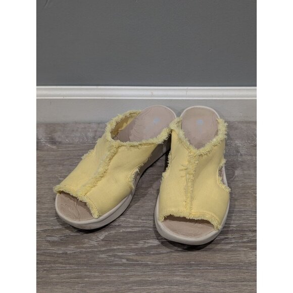 Bzees Serendipidy SZ 9.5M Women’s Yellow Frayed Slide On Sandals Shoes - Picture 1 of 16